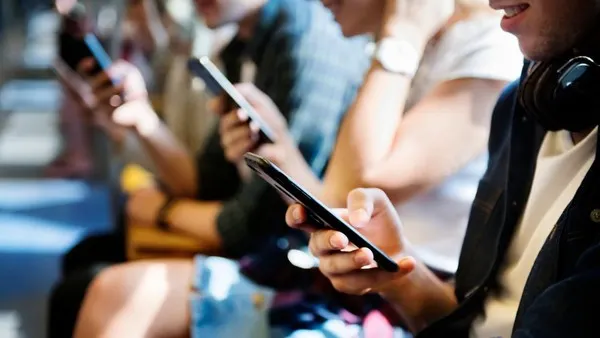 Ternyata Benar Kata Mamah, “Semua Gara-Gara HP!”, Begini Dampak Buruk Jika Terlalu Lama Menatap Layar HP.