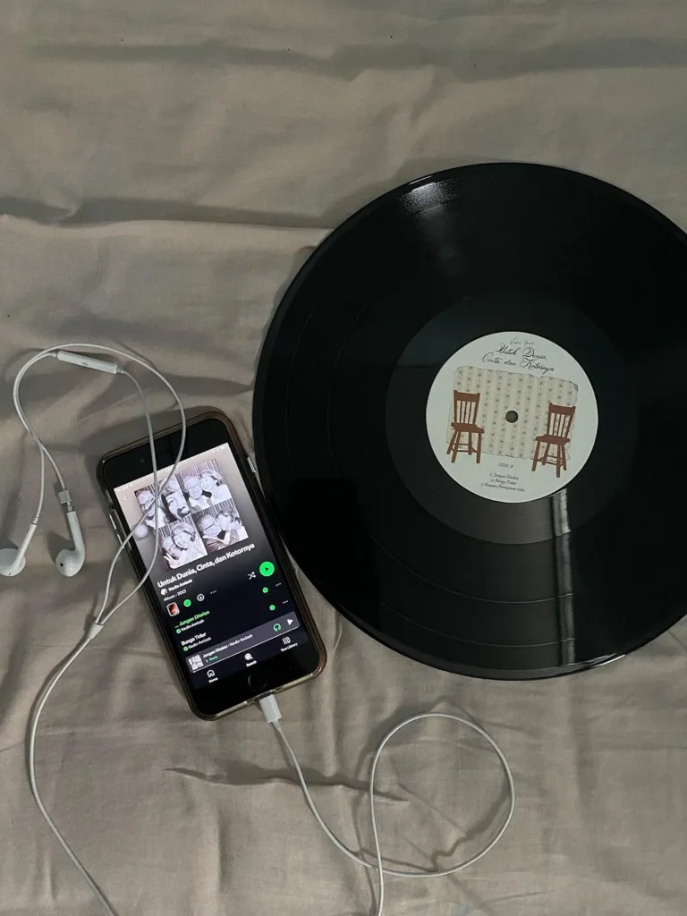 Vinyl vs Spotify: Mana yang Lebih Bikin Musik Berasa Hidup?